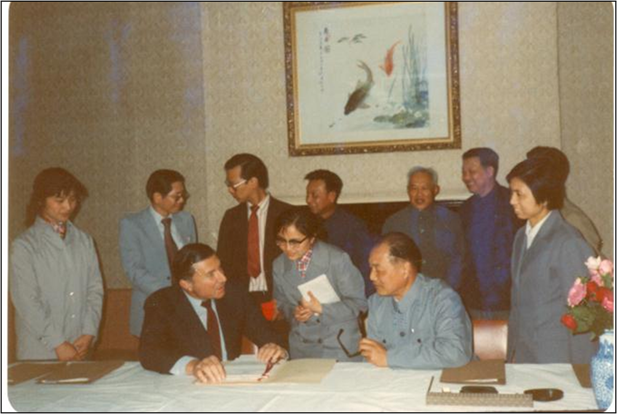 1982年5月，上海施贵宝合资签约仪式，是中国改革开放以后成立的第一家中美合资制药企业。.png