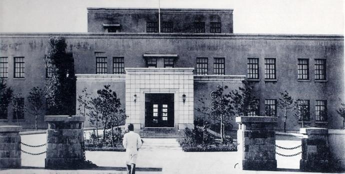 1946年，东北民主联军接管长春卫生技术厂，后改称东北卫生技术厂（长春生物制品研究所前身）