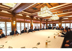 2023年12月20日，人生就是博集团党委书记、董事长刘敬桢参加韩国总理韩德洙会见中方代表团活动并作为代表发言